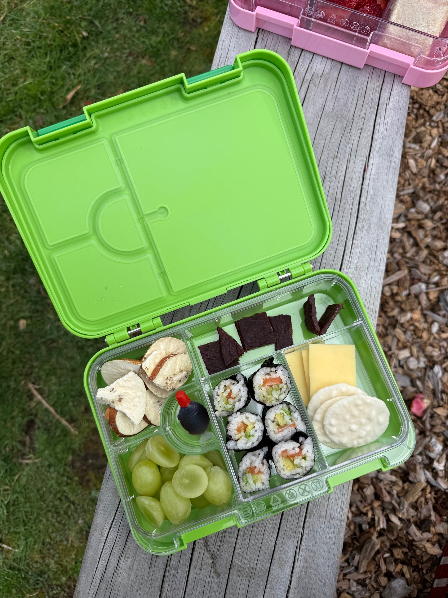 Kākāriki kids lunchbox with divided compartments